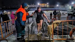 Во сколько купаться на Крещение, когда набирать святую воду?