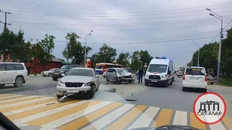 В Южно-Сахалинске около «Бубль Гума» разбились две иномарки