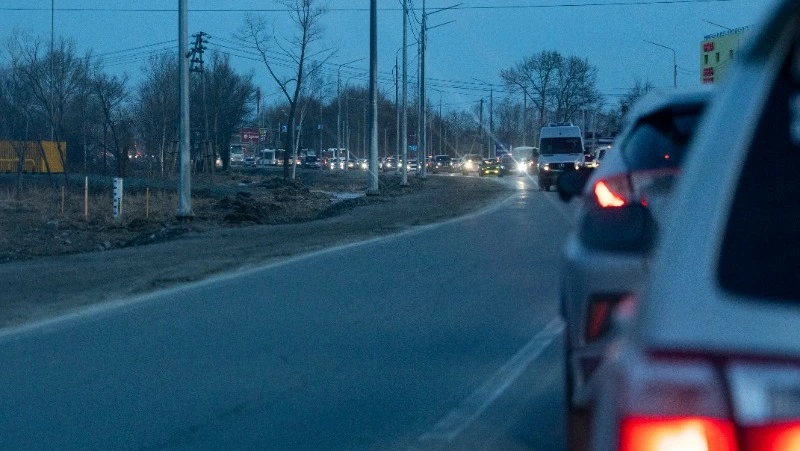 По поручению губернатора ускорен ремонт корсаковской трассы у ЖК «Горизонт»