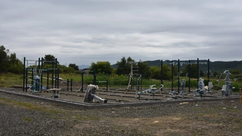 Подрядчики установили тренажеры на спортивной площадке в Углегорском районе 