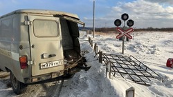 Автомобиль РЖД попал под поезд в Холмском районе
