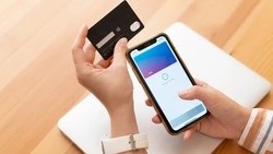 В Корсаковском районе 44-летняя женщина похитила 33 тысячи рублей с банковского счета подруги