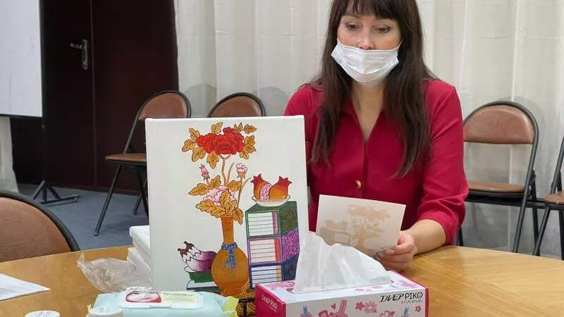 Книжные полки и баклажан. Сахалинцев учат рисовать корейские натюрморты