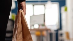 Жительницу Холмска будут судить за подобранный у подъезда пакет