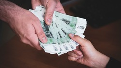Житель Южно-Сахалинска с судимостью отдал аферистам 100 тысяч рублей от пенсионера
