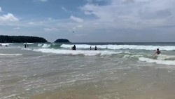 Туристы игнорируют красные флаги на пляже Таиланда, где утонул сахалинец