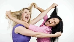 Пьяная девушка столкнула подругу с лестницы во время драки в Холмске