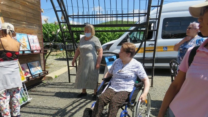 Художник-инвалид впервые за 10 лет выехала на природу на Сахалине и устроила выставку