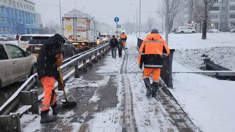 Более 60 спецмашин и 70 человек вышли на расчистку снега в Южно-Сахалинске