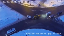 Водитель погрузчика задел ковшом легковой автомобиль на перекрестке в Южно-Сахалинске