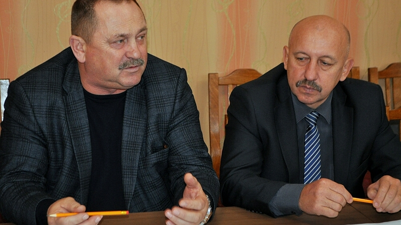 По автобусам!