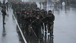 Мерзли, но шли. На Сахалине солдаты репетируют парад в метель