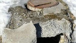 Жителей Троицкого полгода беспокоит дыра в канализации рядом с детской площадкой