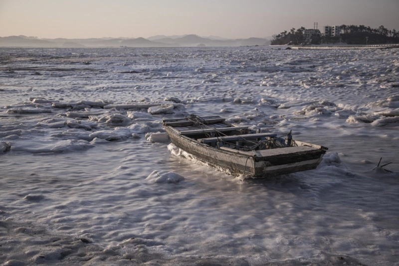Два человека застряли в море на юге Сахалина. К ним едут спасатели