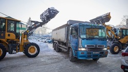 На уборку Южно-Сахалинска от снега вышли более 80 спецмашин ночью 17 ноября