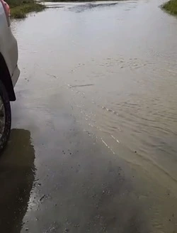 Река вышла из берегов из-за циклона в селе Томаринского района — ВИДЕО