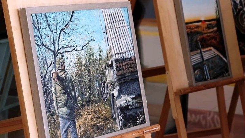 Сахалинский штурмовик рисует войну маслом: в регионе открыли выставку картин бойца и трофеев СВО