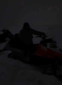 Двое рыбаков застряли на льдине посреди моря у берегов Сахалина