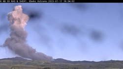 Столб пепла из вулкана Эбеко поднялся на Курилах утром 18 июля