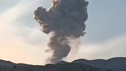 Вулкан Эбеко на Курилах выбросил второй столб пепла за день