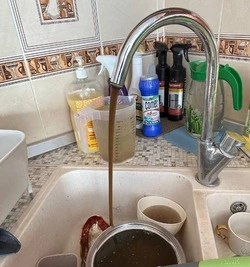 «Кофе? Нефть?»: коричневая вода потекла из кранов у жителей Поронайска