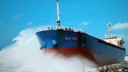 Китайское судно у берегов Холмска утилизируют в конце 2022 года