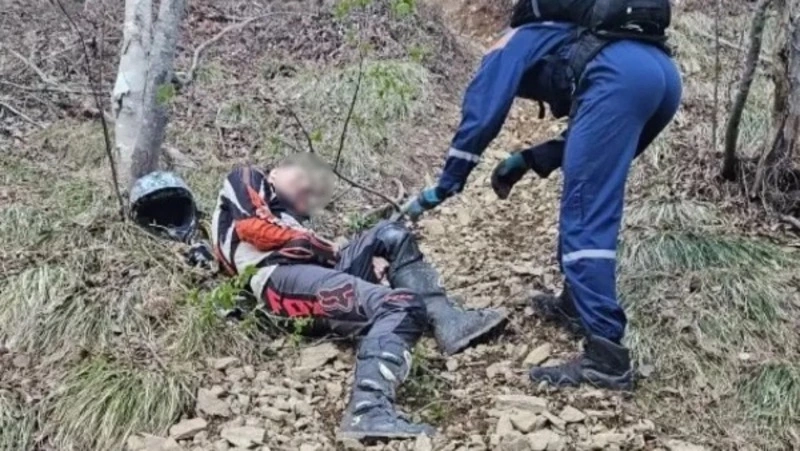 Сорвался со склона: спасатели помогли мотоциклисту на юге Сахалина 