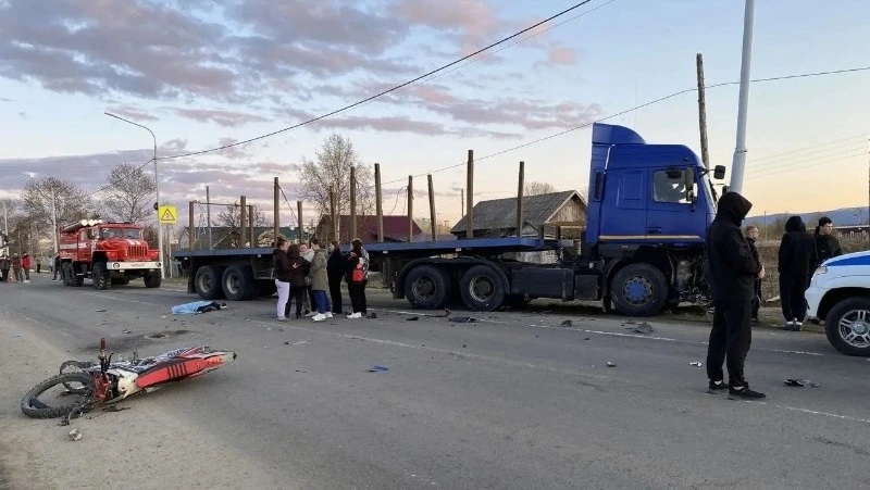 Подросток на питбайке погиб в аварии с грузовиком в Тымовском районе