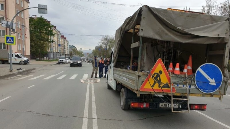 На дорогах Южно-Сахалинска рисуют островки безопасности