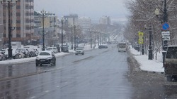 При усилении снегопада в Южно-Сахалинске на дороги выйдет больше техники