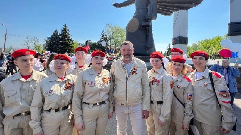 «Единая Россия» зажгла Вечные огни в Мариуполе