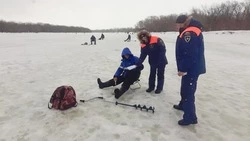 Инспекторы ГИМС вручили рыбакам Анивского района листовки с правилами безопасности