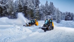 Более 90 спецмашин отправили на уборку снега и наледи в Южно-Сахалинске 11 января
