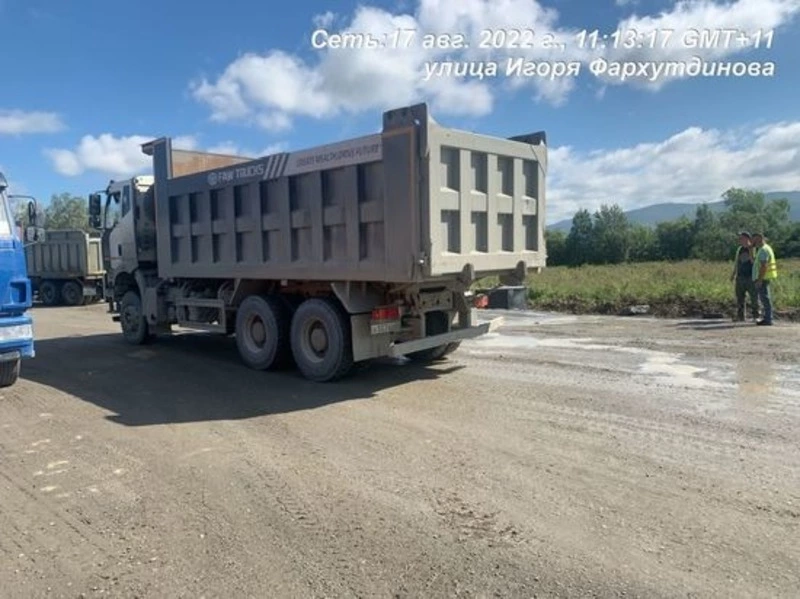Мыть колеса большегрузов заставили власти строителей аэропорта в Южно-Сахалинске 