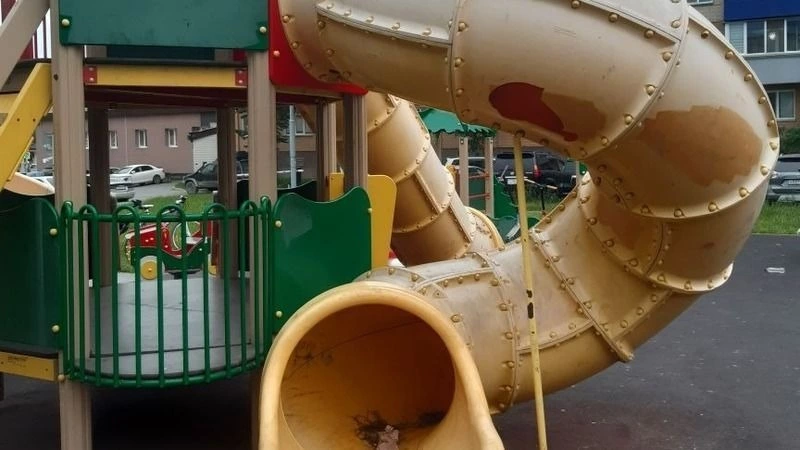 Мэрия Южно-Сахалинска рассказала, когда отремонтируют детскую горку с большими дырами