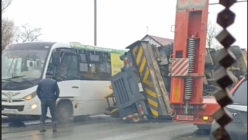 Автокран упал с тягача на проезжую часть в Южно-Сахалинске 