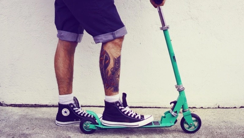 Парни украли детский самокат и велосипед из подъезда в Корсакове