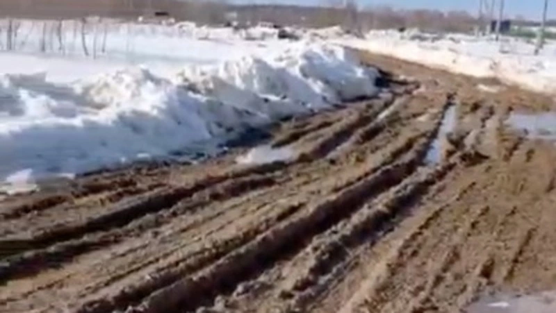 Стало известно, когда раскисшую дорогу в Дальнем приведут в порядок
