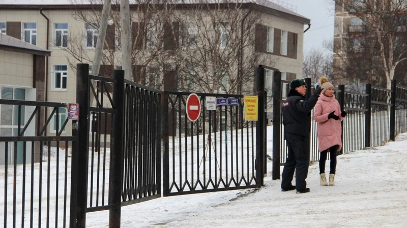 Кинологи проверяют «заминированные» объекты в Корсакове