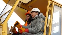 Сахалинские школьники попробовали себя в рабочих профессиях на занятиях «Деловых суббот»