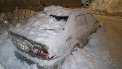 Упавший с крыши снег повредил машину в Корсакове