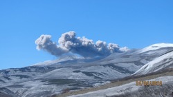Вулкан Эбеко выбросил пепел на высоту четыре километра 24 апреля
