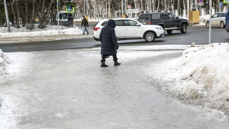 ГИБДД напомнила о правилах безопасности на дорогах во время гололеда на Сахалине