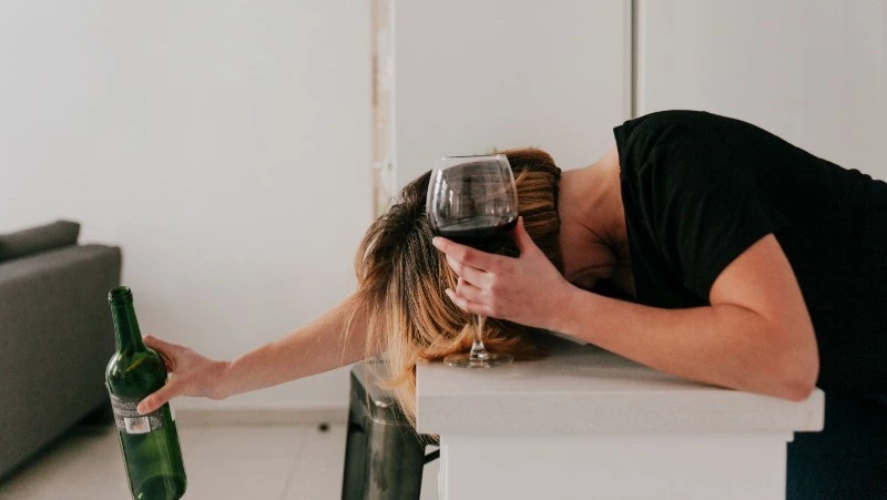 Пьяная женщина устроила дебош в ресторане на Сахалине 