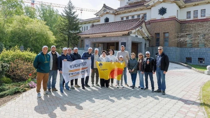 Волонтеры «Роснефти» посадили цветы в парке Сахалинского областного краеведческого музея