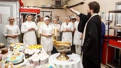 Труд пекарей и кондитеров «Фабрики вкуса» благословил протоиерей Виктор Горбач