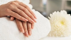 Жительницы ДФО планируют потратить на бьюти-процедуры на новогодних праздниках в среднем 7 800 руб.