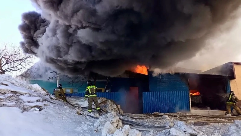Горели два гаража и дом: в Охе мужчина получил ожоги, пытаясь потушить пожар