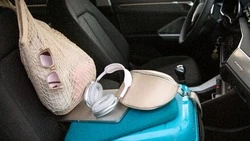 Мужчина похитил из машины женскую сумочку прямо при ребенке в Корсаковском районе 