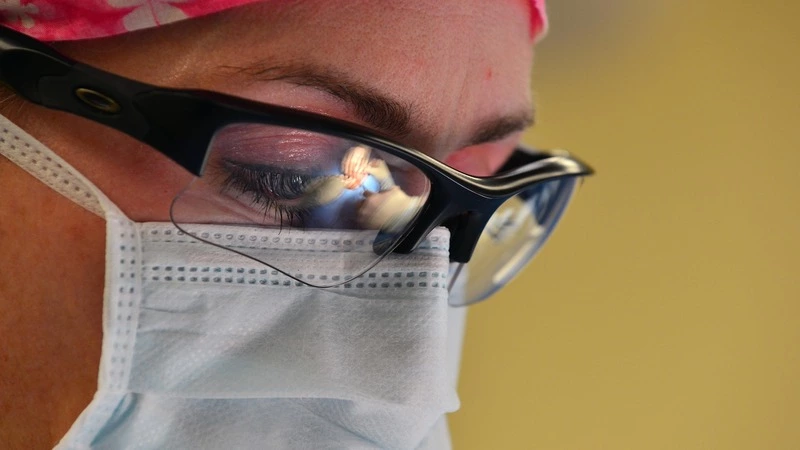 Сахалинским медикам и соцработникам выплатят крупные суммы за работу с больными COVID-19